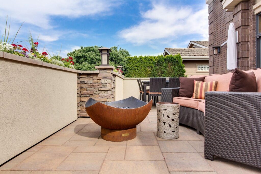Outdoor livingspace with furniture and firepit